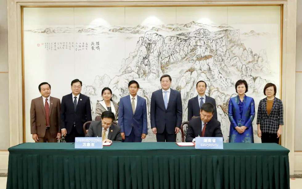平博pinnacle官方网站環境向老撾萬象捐贈7臺環衛裝備，助力“一帶一路”建設
