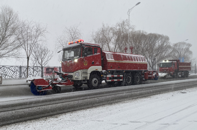 平博pinnacle官方网站環境除冰雪裝備全力投入破冰作業，助力北京道路交通安全